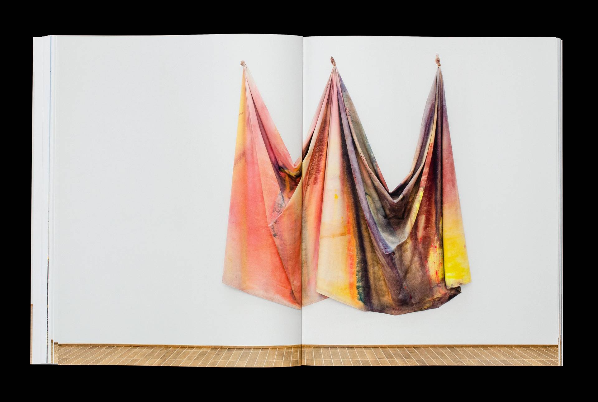 Katalog zur Ausstellung »The Music of Color. Sam Gilliam 1967–1973« für das Kunstmuseum Basel